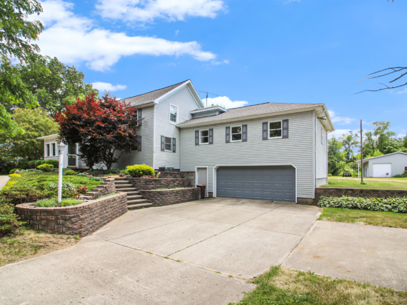 MLS 266388 — 3587 W. Howell Rd., Mason — $ 289,700