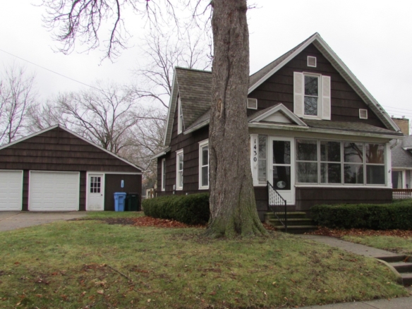 MLS 270865 — 1430 Vine St., Lansing — $117,000