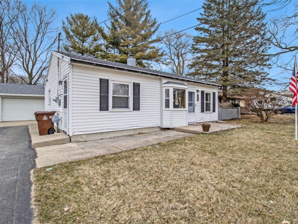 MLS 271624 — 725 E. Columbia St., Mason — $165,000