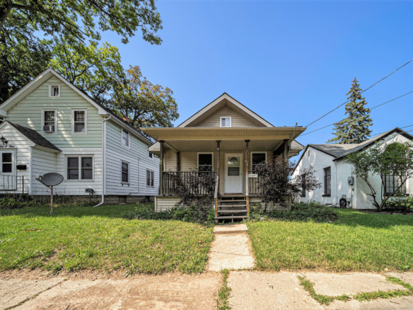 MLS 274838 — 911 Larned St., Lansing — $67,900