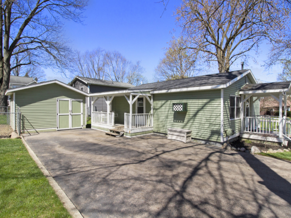 MLS 279937– 4506 Wildwood Ave., Lansing — $97,000