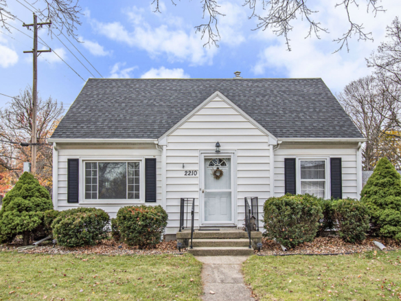 MLS 284914 — 2210 Devonshire Ave., Lansing — $180,000