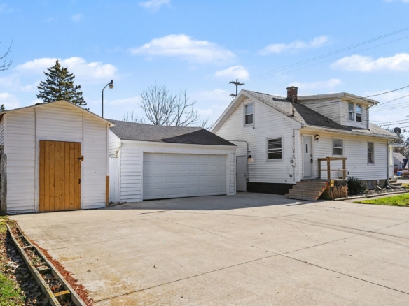 MLS 294447 — 5838 S. Martin Luther King Jr. Blvd., Lansing — $150,000