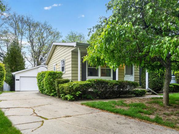 MLS 295905 — 847 Warner Ave., Mason — $219,500