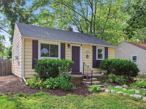MLS 297797 — 3602 Homewood Ave., Lansing — $99,900