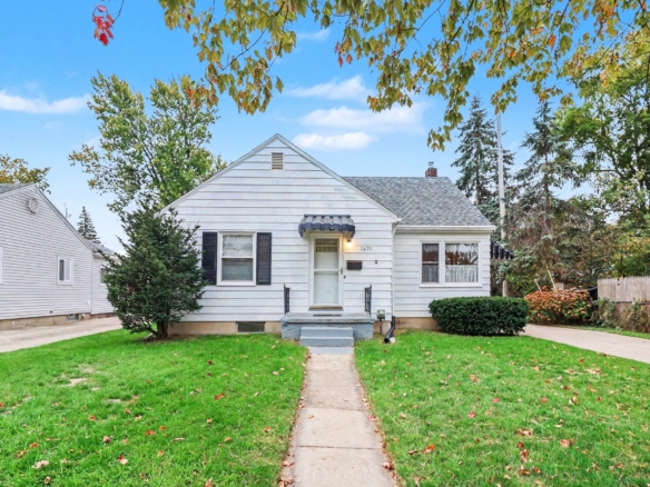 MLS 300201 — 1629 Berkeley Dr., Lansing — $174,900