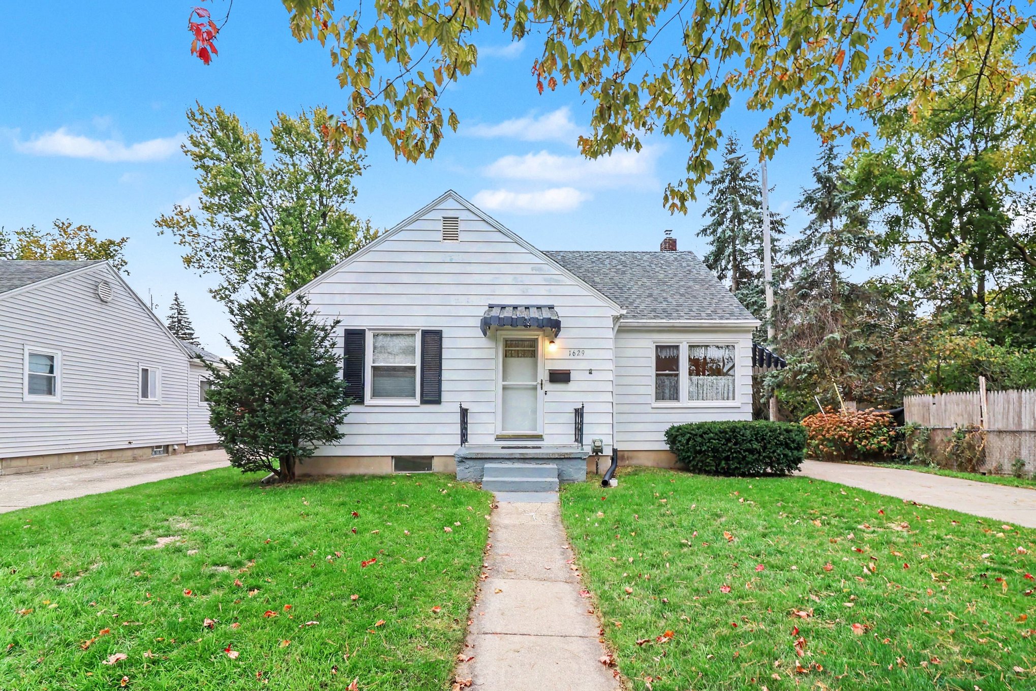 MLS 300201 — 1629 Berkeley Dr., Lansing — $174,900